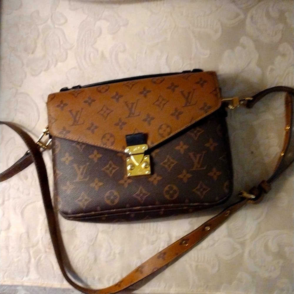 Louis Vuitton Reverse Monogram Pochette Metis